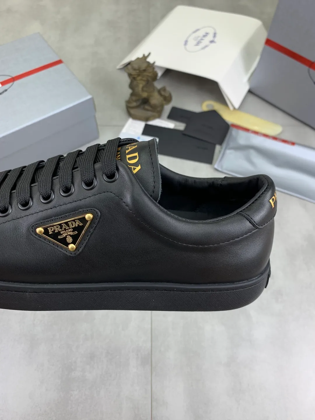 Men's shoes 💰P540💰【New model】The hot model is on the official website, 🆘 The trendy brand (Prada) mainly promotes the hot model, the avant-garde and versatile fashion men's shoes are privately modeled, the cowhide surface is spliced 1:1.. The fashion is simple, the original imported cowhide lining and the cowhide feet; the atmosphere and personality are more fashionable, eye-catching and pursuing class. It will subvert the old idea and be a must-have for fashion trendsetters with you! Must keep it for yourself! Tall and comfortable, large and low, high-end quality workmanship. Size: 38-45; 3️⃣colors available.